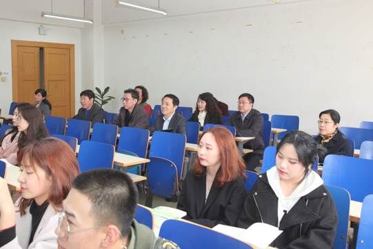 开学第一天校领导深入教学一线听课调研